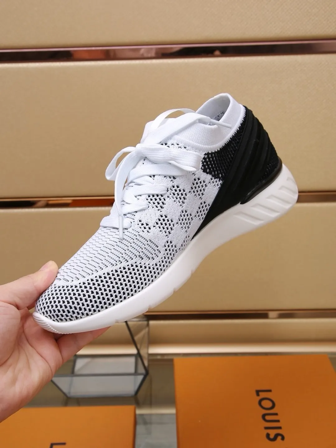 Men's shoes 💰P420💰"LOUI* VUITTO*" latest popular men's casual shoes ✔️This model is made of the original breathable fly woven fabric. The real thing is super shiny⚡️ Fashionable and versatile. The toe last shape is firm and full. The soles are LV original molds and can be put in and out at will. It is light and comfortable for the foot~Purely handmade, details determine the quality! Size:38-44